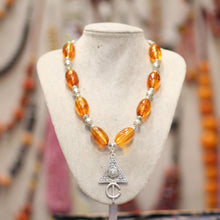 Collier Marocain en Perles Ambrées avec Pendentif Amazigh – Bijou Artisanal Unique