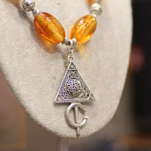 Collier Marocain en Perles Ambrées avec Pendentif Amazigh – Bijou Artisanal Unique