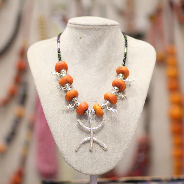 Collier Amazigh Artisanal – Perles & Pendentif Argenté | Tafukt