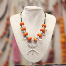Collier Amazigh Artisanal – Perles & Pendentif Argenté | Tafukt