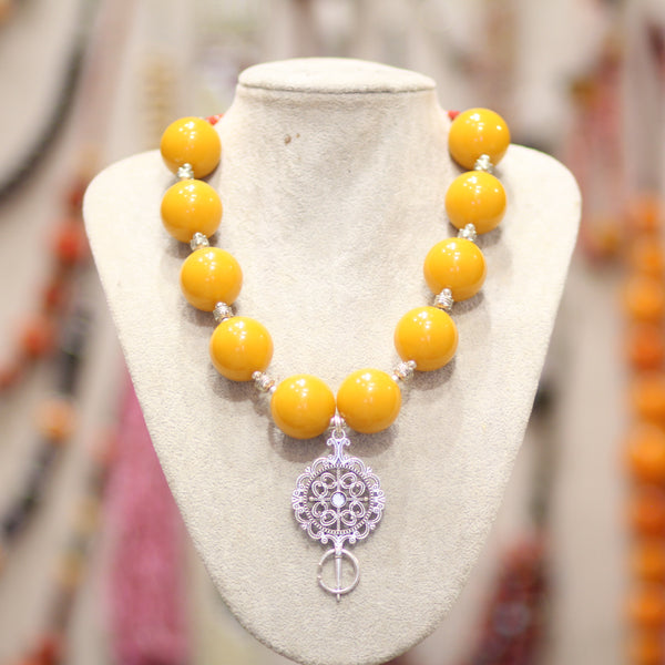 Collier Marocain Artisanal en Perles Jaunes & Pendentif Traditionnel
