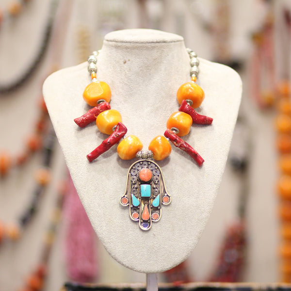 Collier Amazigh en Corail Naturel & Turquoise – Pendentif Main de Fatma