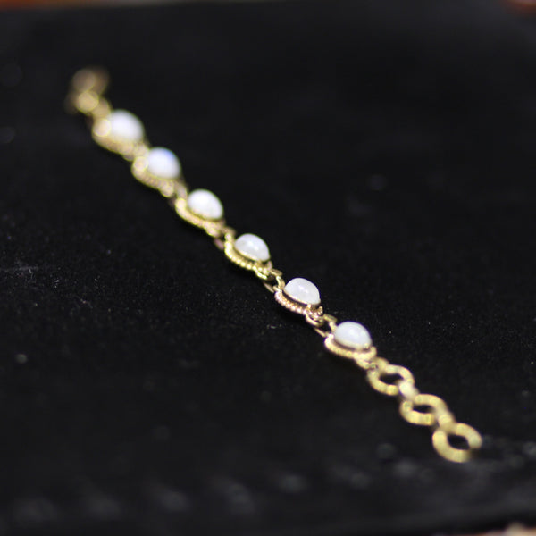 Bracelet en Cuivre Doré avec Pierre de Lune Naturelle – Bijou Artisanal Marocain