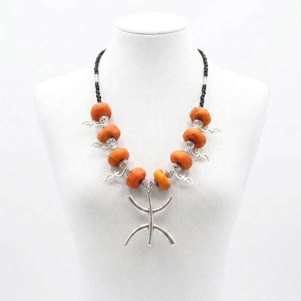 Collier Amazigh Artisanal – Perles & Pendentif Argenté | Tafukt