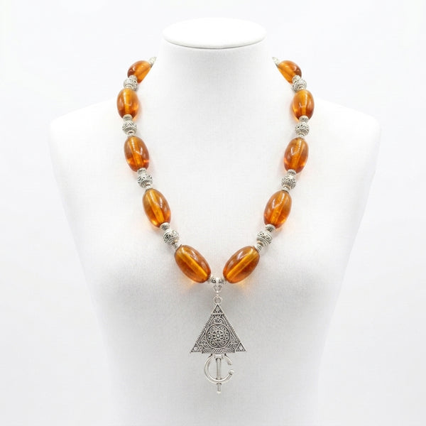 Collier Marocain en Perles Ambrées avec Pendentif Amazigh – Bijou Artisanal Unique