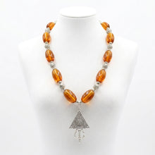 Collier Marocain en Perles Ambrées avec Pendentif Amazigh – Bijou Artisanal Unique