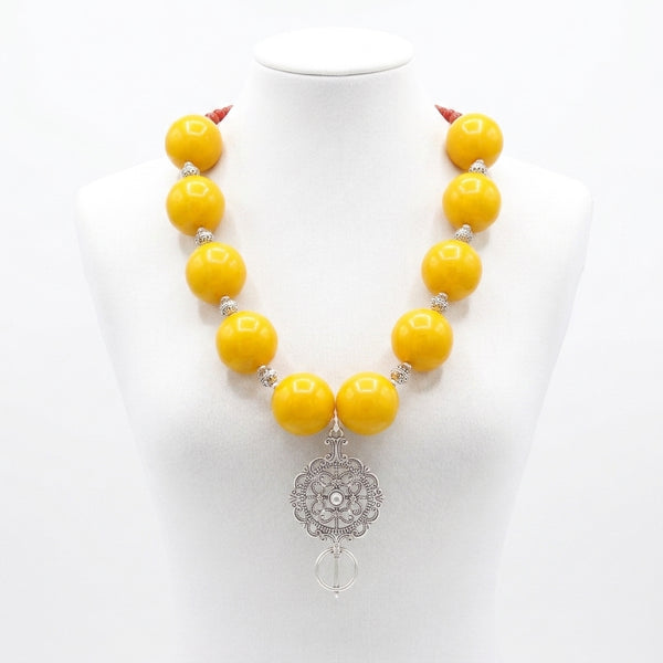Collier Marocain Artisanal en Perles Jaunes & Pendentif Traditionnel