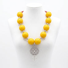 Collier Marocain Artisanal en Perles Jaunes & Pendentif Traditionnel