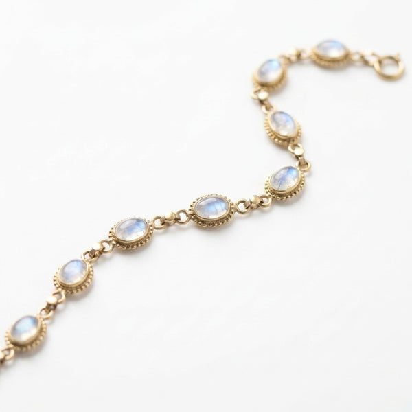 Bracelet en Cuivre Doré avec Pierre de Lune Naturelle – Bijou Artisanal Marocain